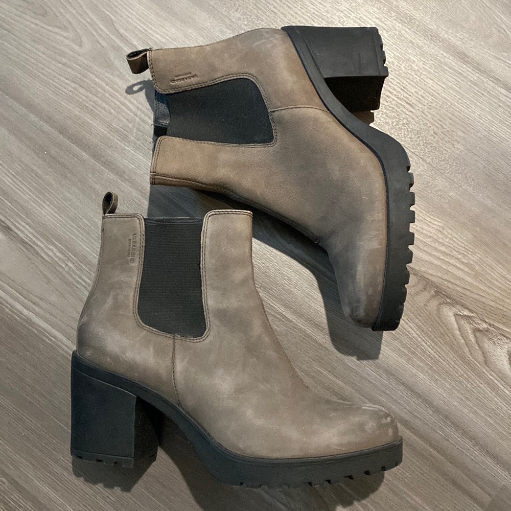 Vagabond Nubuck Grace Chelsea Boot in Grey and black